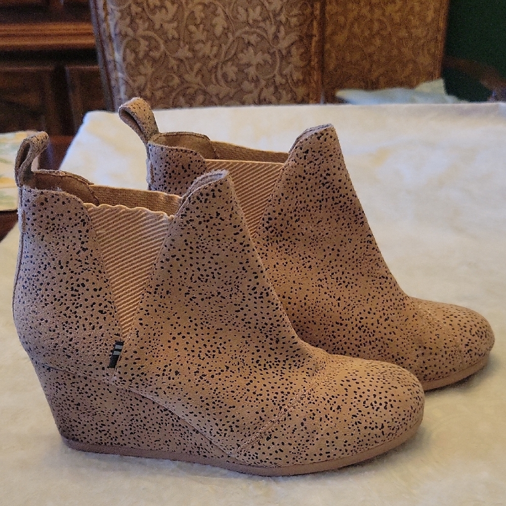 Toms Speckled Tan Wedge Booties
